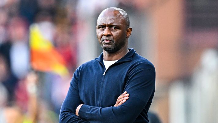 GENOA, ITALY - OCTOBER 19: Head coach Patrick Vieira of Genoa looks on during the Serie A match between Genoa CFC and Parma Calcio 1913 at Stadio Luigi Ferraris on October 19, 2025 in Genoa, Italy. (Photo by Simone Arveda/Getty Images) Vieira accende la corsa Champions: “Per Milan e Roma favorite, ma non escludo il Como” - immagine 1