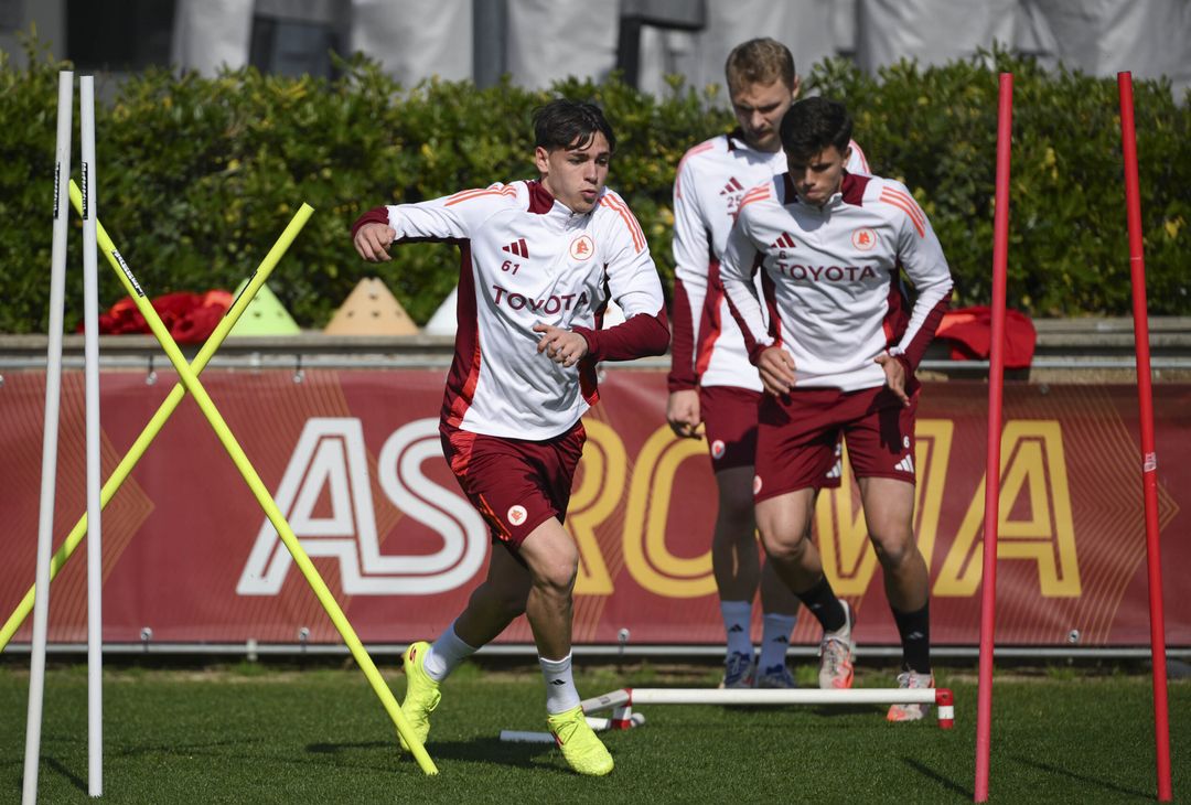 Roma, ripresa degli allenamenti a Trigoria dopo il Porto – FOTO GALLERY - immagine 9
