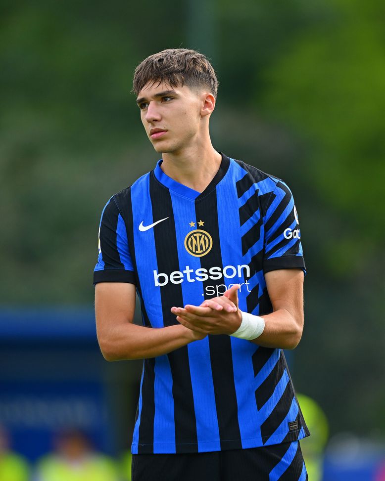 MILAN, ITALY - SEPTEMBER 22: Leonardo Bovo of FC Internazionale U20 looks on during the Primavera 1 match between FC Internazionale U20 and AC Milan U20 at Konami Youth Development Centre - Interello - in memory of Giacinto Facchetti on September 22, 2024 in Milan, Italy. (Photo by Mattia Pistoia - Inter/Inter via Getty Images) Youth League, dove vedere Inter-Arsenal in diretta tv e streaming- immagine 4