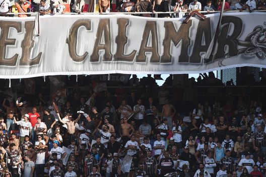 I tifosi del Platense al seguito della squadra in questa finale. (Foto di Joaquín Camiletti/Getty Images) Il Platense è entrato nella storia: è campione d’Argentina per la prima volta- immagine 4