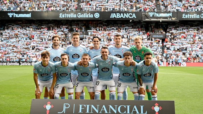 VIGO, SPAIN - AUGUST 31: Players of Celta Vigo pose for a team photo prior to the LaLiga EA Sports match between RC Celta de Vigo and Villarreal CF at Estadio Abanca-Balaidos on August 31, 2025 in Vigo, Spain. (Photo by Octavio Passos/Getty Images) Celta-Barcellona live: streaming gratis e diretta tv del match di Liga - immagine 1