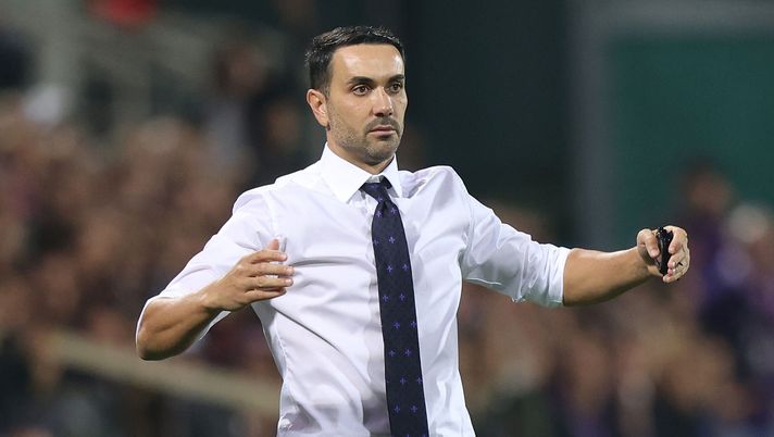FLORENCE, ITALY - OCTOBER 27: Head coach Raffaele Palladino manager of ACF Fiorentina gestures during the Serie A match between Fiorentina and AS Roma at Stadio Artemio Franchi on October 27, 2024 in Florence, Italy. (Photo by Gabriele Maltinti/Getty Images) Tutti titolari? Non proprio. Palladino rischia di dover “scegliere” l’obiettivo - immagine 1