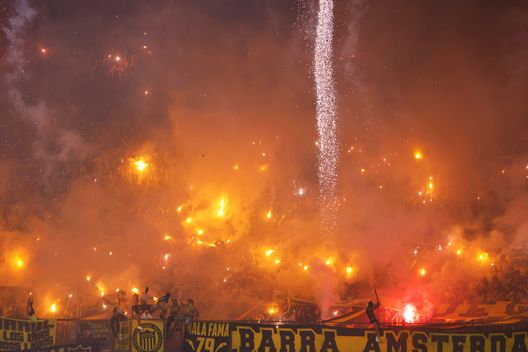 I tifosi del Peñarol (Photo by Ernesto Ryan/Getty Images) Uruguay, incidenti durante il Clásico di Montevideo: bengala ferisce addetto alla sicurezza- immagine 2
