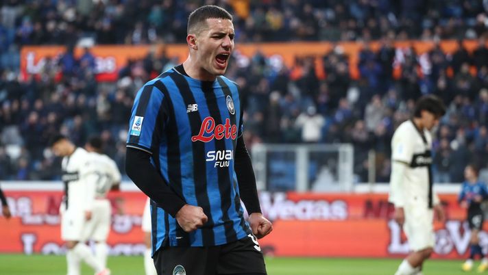 BERGAMO, ITALY - JANUARY 25: Nikola Krstovic of Atalanta celebrates scoring his team's forth goal during the Serie A match between Atalanta BC and Parma Calcio 1913 at New Balance Stadium on January 25, 2026 in Bergamo, Italy. (Photo by Marco Luzzani/Getty Images) Atalanta, Krstovic: “Speriamo che il Napoli batta la Roma, vogliamo la Champions” - immagine 1