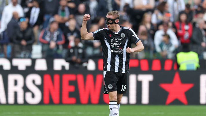 UDINE, ITALY - OCTOBER 25: Adam Buksa of Udinese celebrates scoring his team's third goal during the Serie A match between Udinese Calcio and US Lecce at Stadio Friuli on October 25, 2025 in Udine, Italy. (Photo by Timothy Rogers/Getty Images) News Udinese – Davis, Bayo o Buksa? Runjaic sceglie il centravanti - immagine 1