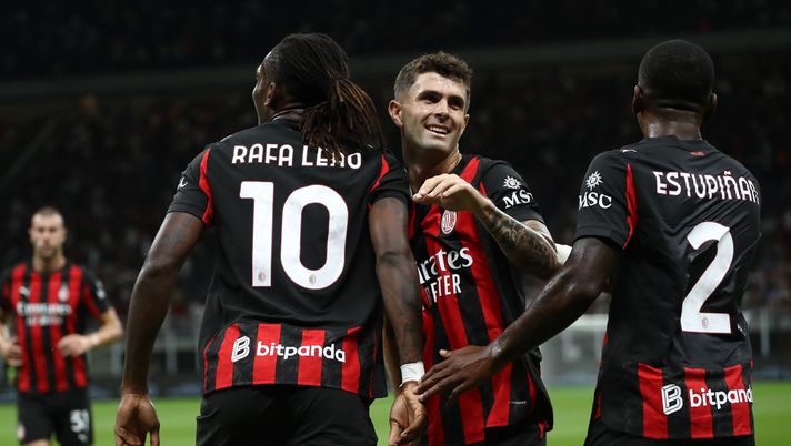 MILAN, ITALY - AUGUST 17: Rafael Leao of AC Milan celebrates with his team-mate Christian Pulisic after scoring the opening goal during the Coppa Italia match between AC Milan and SSC Bari at Stadio San Siro on August 17, 2025 in Milan, Italy. (Photo by Marco Luzzani/Getty Images)  L’elogio della semplicità: il Milan che ritorna ad attaccare crossando - immagine 1