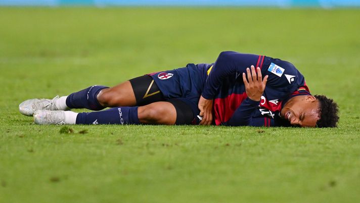 BOLOGNA, ITALY - APRIL 07: Dan Ndoye of Bologna reacts as he lies on the floor during the Serie A match between Bologna and Napoli at Stadio Renato Dall'Ara on April 07, 2025 in Bologna, Italy. (Photo by Alessandro Sabattini/Getty Images) lungo-stop-per-ndoye-la-finale-di-coppa-italia-contro-il-milan-a-rischio