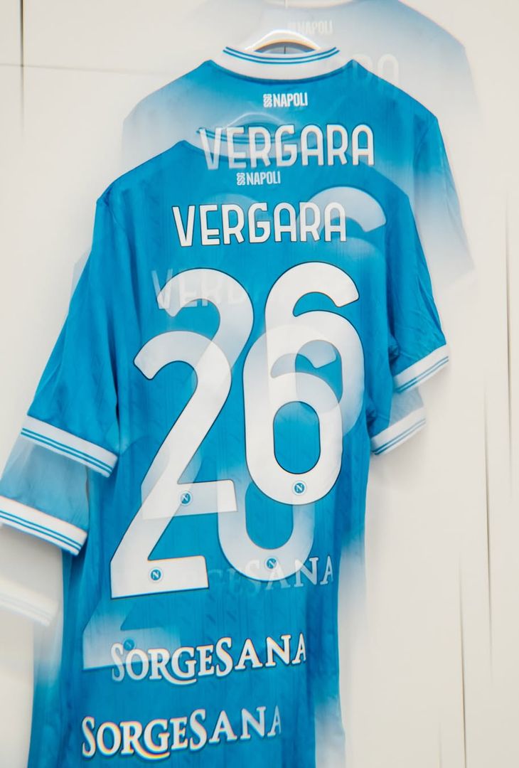 Sale l'attesa per il fischio d'inizio, fissato per le 18:00 odierne, di Napoli-Sassuolo, gara valevole per la 21ª giornata del campionato 2025/26 di Serie A. Per l'occasione, la squadra di mister Conte, come dimostra il seguente post pubblicato dalla società partenopea sul proprio account Instagram, scenderà in campo con indosso la maglia azzurra. Spunta, inoltre, un indizio per l'undici titolare '081': tra le foto compare la maglia di Antonio Vergara. È probabile, dunque, che a scendere in campo stasera come esterno alto a destra sia il prodotto del vivaio campano (a discapito di Noa Lang).