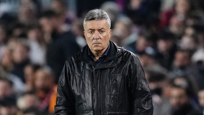 BARCELONA, SPAIN - MARCH 10: Domenec Torrent, Head coach of Galatasaray, looks on during the UEFA Europa League Round of 16 Leg One match between FC Barcelona and Galatasaray at Camp Nou on March 10, 2022 in Barcelona, Spain. (Photo by Alex Caparros/Getty Images) Toluca-Monterrey, streaming live e diretta tv: dove vedere la partita gratis - immagine 1