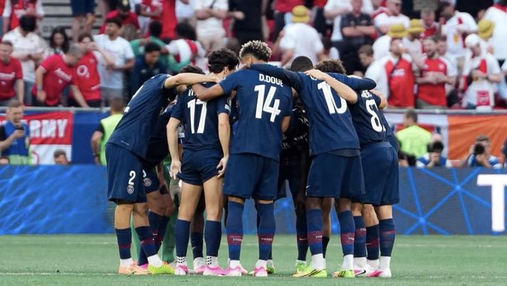 PSG-Arsenal, c’è anche il gruppo Ultras 72 tra i tifosi parigini FOTO - immagine 1