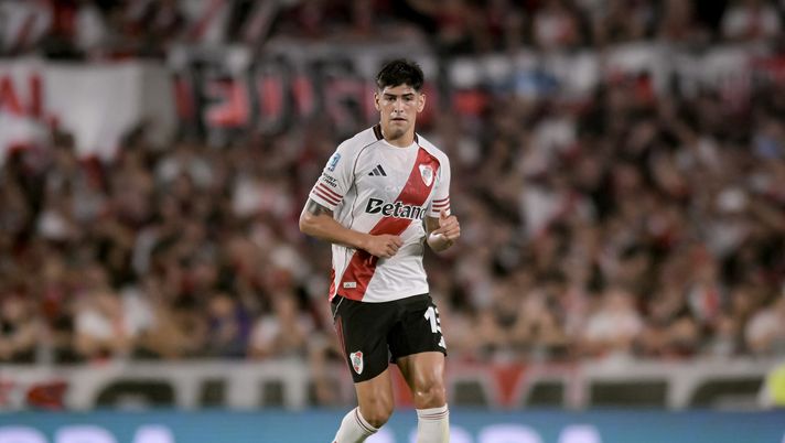 BUENOS AIRES, ARGENTINA - MARCH 15: Lautaro Rivero of River Plate dribbles the ball during a Torneo Apertura Mercado Libre 2026 match between River Plate and Sarmiento at Estadio Más Monumental Antonio Vespucio Liberti on March 15, 2026 in Buenos Aires, Argentina. (Photo by Marcelo Endelli/Getty Images) Calciomercato | Lazio, occhi puntati in Argentina: quattro nomi per la difesa - immagine 1