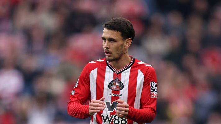 SUNDERLAND, ENGLAND - OCTOBER 18: Enzo Le Fee of Sunderland looks on during the Premier League match between Sunderland and Wolverhampton Wanderers at Stadium of Light on October 18, 2025 in Sunderland, England. (Photo by George Wood/Getty Images) Premier, il Sunderland di Le Fée e Ghisolfi vola: è secondo dopo il 2-1 al Chelsea - immagine 1