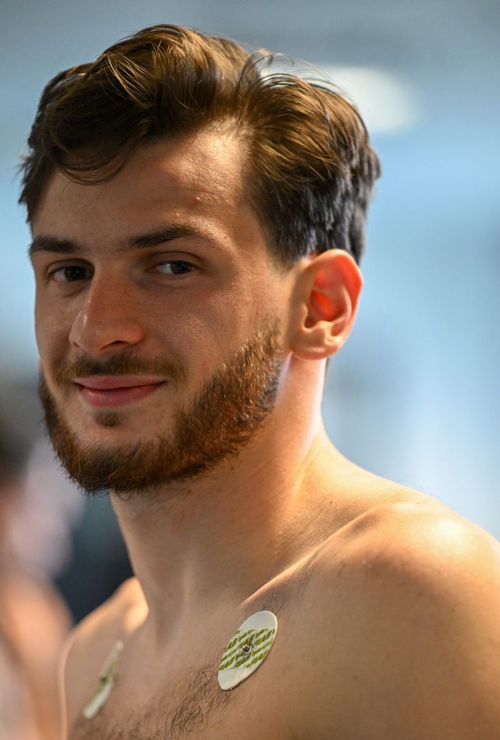 GALLERY Kvaratskhelia ritrova il Napoli: test in palestra e sorrisi per il georgiano - immagine 5