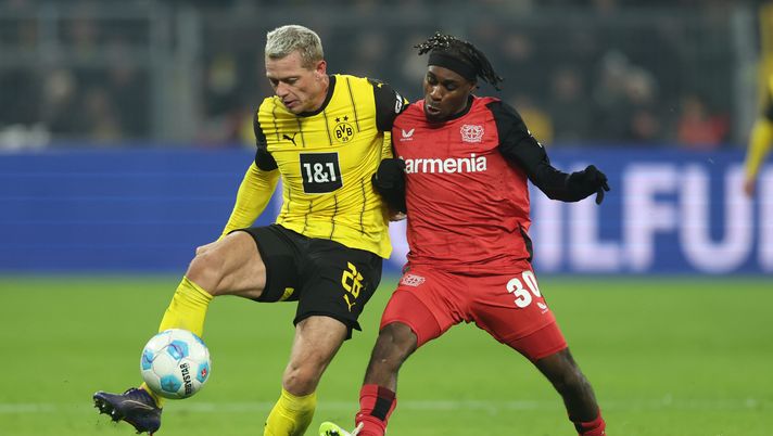 DORTMUND, GERMANY - JANUARY 10: Jeremie Frimpong of Leverkusen is challenged by Julian Ryerson of Dortmund during the Bundesliga match between Borussia Dortmund and Bayer 04 Leverkusen at Signal Iduna Park on January 10, 2025 in Dortmund, Germany. (Photo by Lars Baron/Getty Images) Bayer Leverkusen Borussia Dortmund dove vedere
