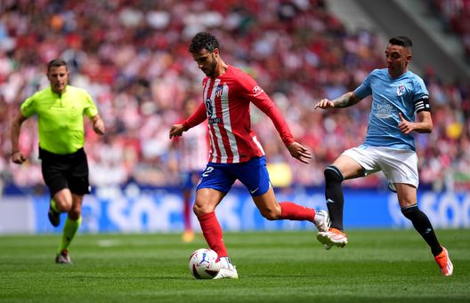 MADRID, SPAIN - MAY 12: Mario Hermoso of Atletico Madrid runs with the ball whilst under pressure from Iago Aspas of Celta Vigo during the LaLiga EA Sports match between Atletico Madrid and Celta Vigo at Civitas Metropolitano Stadium on May 12, 2024 in Madrid, Spain. (Photo by Angel Martinez/Getty Images)