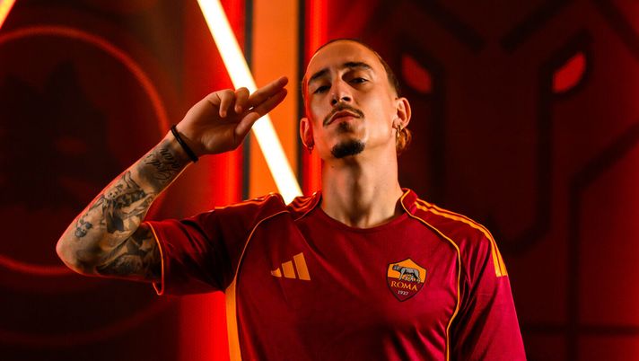 ROME, ITALY - AUGUST 31: AS Roma new signing Kostas Tsimikas during his first day at Centro Sportivo Fulvio Bernardini on August 31, 2025 in Rome, Italy. (Photo by Fabio Rossi/AS Roma via Getty Images) Tsimikas e Ziolkowski: Gasperini abbraccia i nuovi - immagine 1