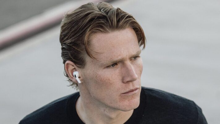 NAPLES, ITALY - FEBRUARY 06: Scott McTominay of SSC Napoli departs from Naples Capodichino Airport ahead of the Serie A match between Genoa and SSC Napoli on February 06, 2026 in Naples, Italy. (Photo by SSC NAPOLI/SSC NAPOLI via Getty Images) FLASH – Napoli, la scelta definitiva su McTominay con l’Atalanta! Cambia la formazione, da Alisson a Mazzocchi - immagine 1