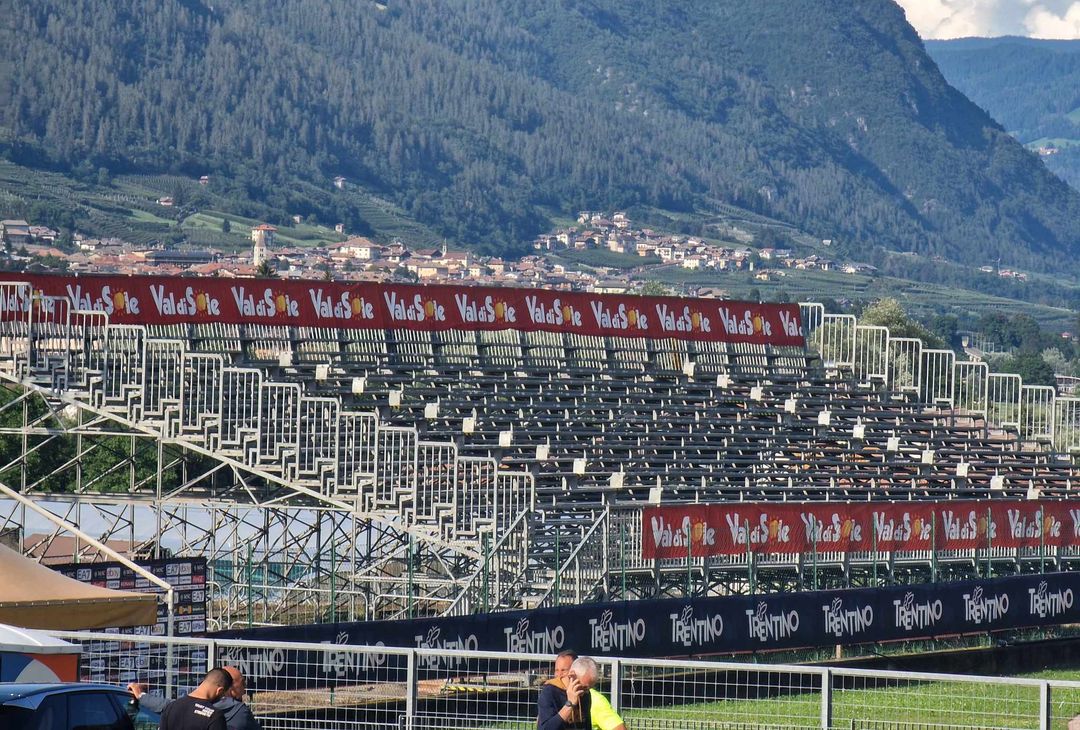 GALLERY Allestita una nuova tribuna nel campo d’allenamento del Napoli a Dimaro - immagine 2