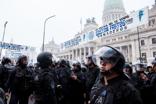 Buenos Aires, Argentina - 12 giugno 2024: Poliziotti argentini fuori dal Palazzo del Congresso durante una protesta. (Foto di Tobias Skarlovnik/Getty Images) Argentina, arrestato l’uomo che minacciava Di Maria e la sua famiglia- immagine 3
