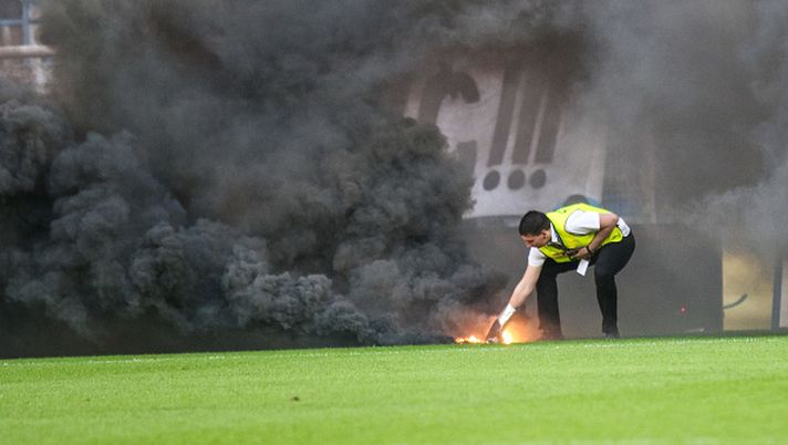 Supporters of Lech Poznan light flares as smoke during Playoff Polish League football match between Lech Poznan and Legia Warsaw at Miejski Stadium in Poznan, Poland on May 20, 2018 (Photo by Foto Olimpik/NurPhoto via Getty Images) Legia Varsavia-Lech Poznan: quello storico scudetto 2018 vinto a tavolino - immagine 1
