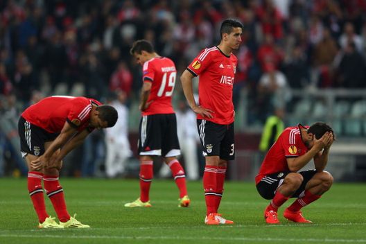 TURIN, ITALY - MAY 14: La delusione dei giocatori del Benfica dopo la sconfitta ai rigori con il Siviglia nella finale di Europa League 2014. (Photo by Michael Steele/Getty Images) Bèla Guttman e la maledizione del Benfica senza Coppe: arriva la svolta clamorosa- immagine 5