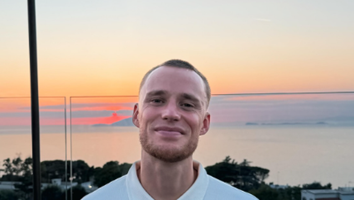 Sam Beukema si gode le vacanze: su Instagram foto in barca, con la fidanzata e un nuovo taglio di capelli. beukema