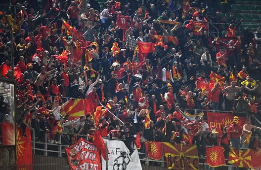 PALERMO, ITALIA - 24 MARZO: I tifosi della Macedonia del Nord festeggiano la vittoria della loro squadra dopo la partita degli spareggi degli ottavi di finale delle qualificazioni alla Coppa del Mondo FIFA 2022 tra Italia e Macedonia del Nord allo Stadio Renzo Barbera il 24 marzo 2022 a Palermo, Italia. (Foto di Tullio M. Puglia/Getty Images) Macedonia del Nord: breve storia calcistica di un Paese che non voleva sparire- immagine 2