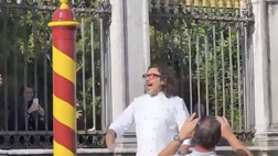 VIDEO / Festa sui canali a Venezia, cori esilaranti anche per lo chef Borghese