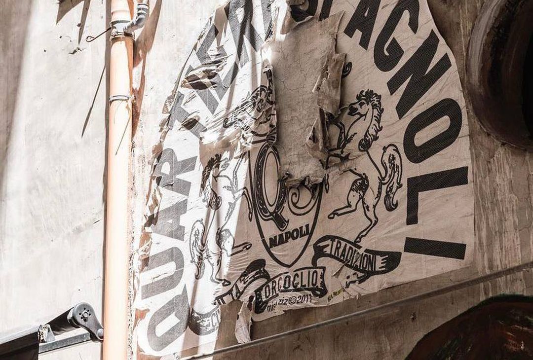 SII AUTENTICO Napoli, un luogo pieno di vicoli trafficati e stradine strette in cui si sente ancora lo spirito autentico della città. I Quartieri Spagnoli sono la perfetta miscela di quello spirito napoletano, con ogni angolo in grado di raccontare le tante vite di questa terra. Qui, tra mercatini, ristoranti e palazzi, potrai provare gli odori, i suoni e i gusti che rendono unica la nostra città. La vita nei quartieri spagnoli è un mix di eccitazione e tranquillità. L'emozione arriva dai turisti desiderosi di scoprire ogni parte della zona, mentre la tranquillità arriva dai residenti dei Quartieri Spagnoli, che restano distaccati dal ritmo di vita rapido che la società moderna ci impone.