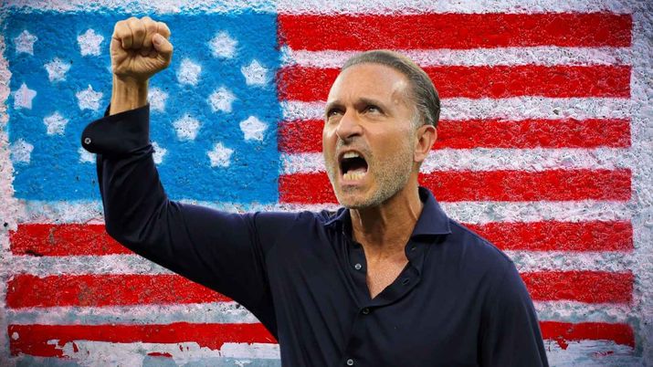 Gerry Cardinale RedBird proprietario Milan esulta con braccio alzato e bandiera USA sullo sfondo, illustrazione editoriale