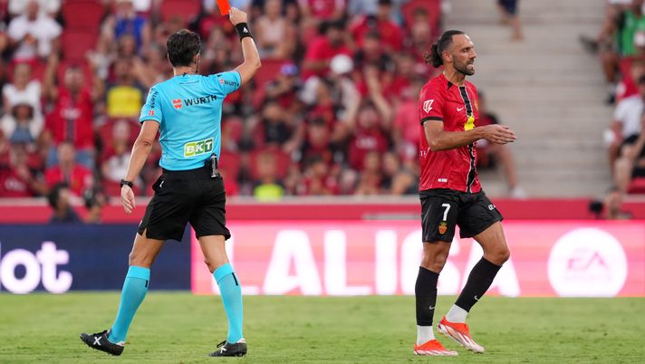 MALLORCA, SPAIN - AUGUST 16: Vedat Muriqi of RCD Mallorca receives a red card from referee Jose Luis Munuera Montero during the LaLiga EA Sports match between RCD Mallorca and FC Barcelona at Estadio de Son Moix on August 16, 2025 in Mallorca, Spain. (Photo by Alex Caparros/Getty Images) Inedito in Segunda Division: cartellini congelati fino alla 35esima giornata! - immagine 1