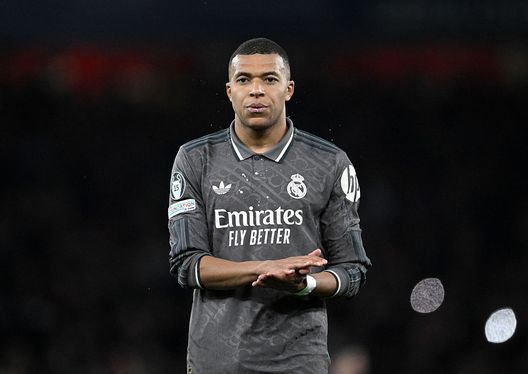 Kylian Mbappè con la maglia del Real. (Foto di Justin Setterfield/Getty Images) Mbappé ricovero