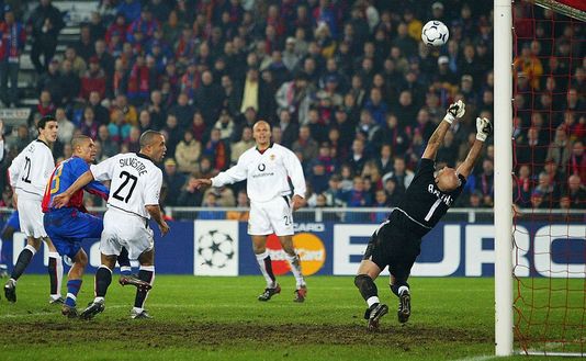 Basilea, Svizzera - 26 novembre 2022: Fabien Barthez para un tiro di Christian Giménez del Basilea. (Foto di Laurence Griffiths/Getty Images) Verso Basilea-Grasshoppers: statistiche e precedenti tra le due squadre svizzere- immagine 3