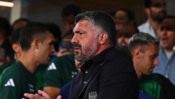 BERGAMO, ITALY - SEPTEMBER 05: Gennaro Gattuso, Head Coach of Italy during the National anthems prior to the FIFA World Cup 2026 qualifier match between Italy and Estonia at Stadio di Bergamo on September 05, 2025 in Bergamo, Italy. (Photo by Mattia Ozbot/Getty Images) Gattuso: “Fastidio alla caviglia per Kean, speriamo non sia grave! Mi sbilancio su Pio Esposito: vi dico…” - immagine 1