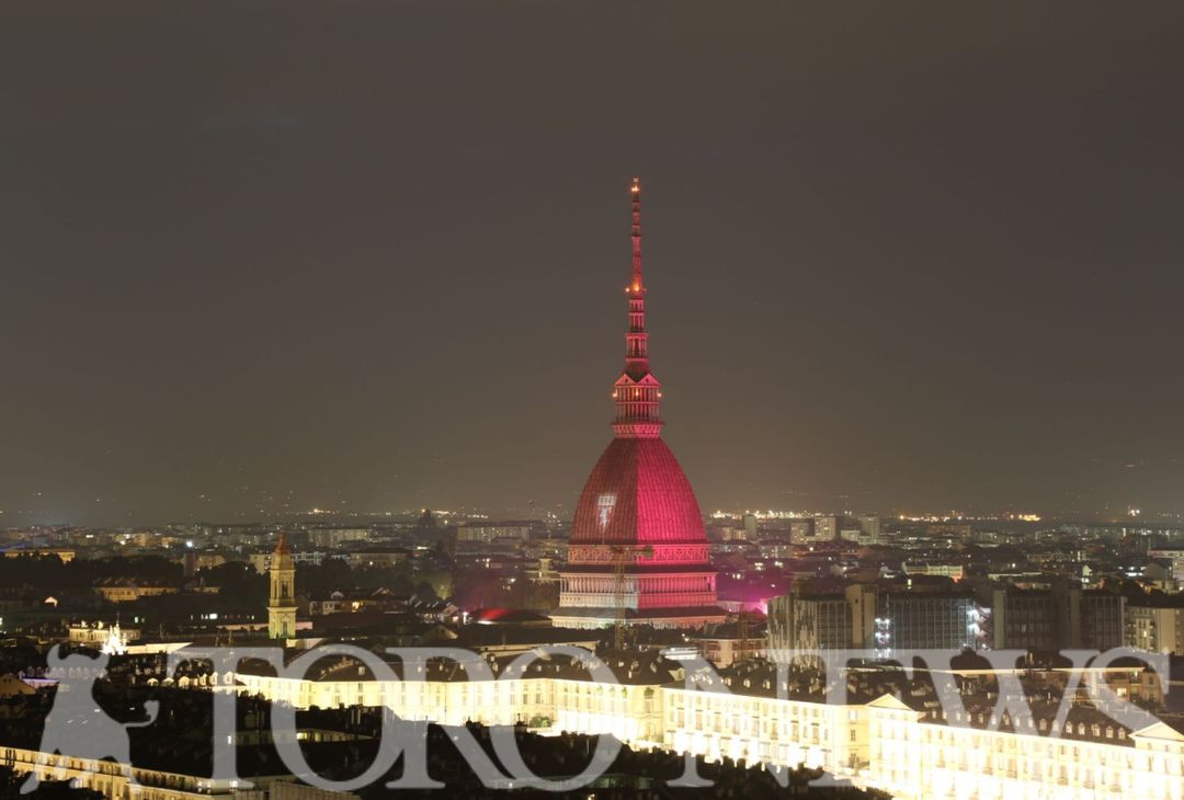 Fotogallery – La Mole si colora di granata per il 4 maggio- immagine 1