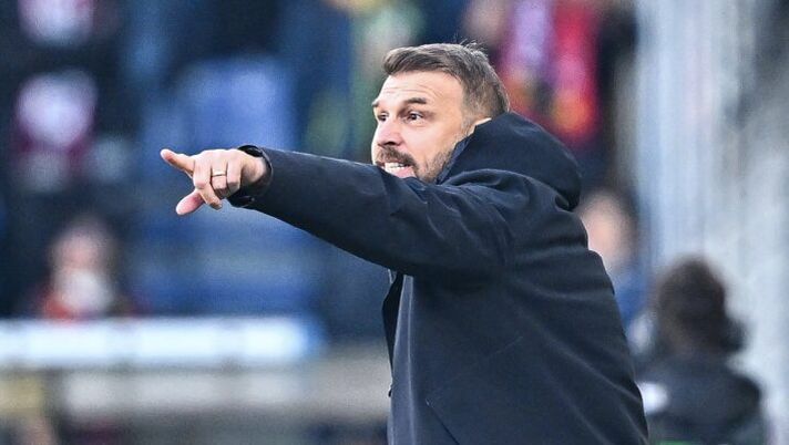 GENOA, ITALY - NOVEMBER 29: Paolo Zanetti, head coach of Hellas Verona, reacts during the Serie A match between Genoa CFC and Hellas Verona FC at Luigi Ferraris Stadium on November 29, 2025 in Genoa, Italy. (Photo by Simone Arveda/Getty Images) Zanetti: “Non so se sarò in panchina anche alla prossima, non ho parlato col club e sono a disposizione” - immagine 1