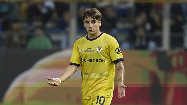 PARMA, ITALY - SEPTEMBER 30: Adrian Bernabe of Parma Calcio in action during the Serie A match between Parma and Cagliari at Stadio Ennio Tardini on September 30, 2024 in Parma, Italy. (Photo by Emmanuele Ciancaglini/Getty Images) Bernabé, un voto pieno di differenza con la Gazzetta: la pagella dello spagnolo - immagine 1