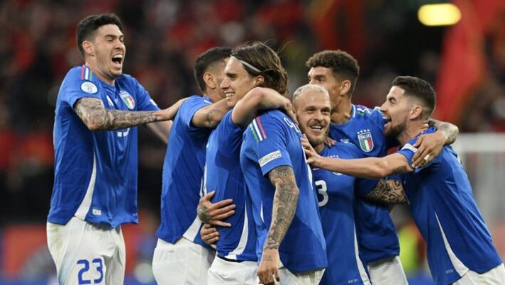 DORTMUND, GERMANY - JUNE 15: Nicolo Barella of Italy (hidden) celebrates scoring his team's second goal with teammates during the UEFA EURO 2024 group stage match between Italy and Albania at Football Stadium Dortmund on June 15, 2024 in Dortmund, Germany. (Photo by Claudio Villa/Getty Images for FIGC) Nazionale, qualificazione agli ottavi vicina: cosa serve per il primo posto - immagine 1