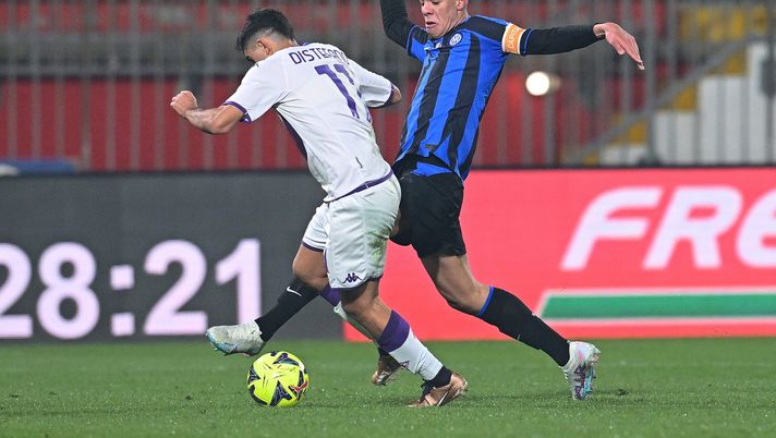 MONZA, ITALY - JANUARY 25: Jacopo Martini of FC Internazionale U19 competes for the ball with Filippo Di Stefano of ACF Fiorentina during the Supercoppa Primavera match between FC Internazionale U19 and ACF Fiorentina U19 at Stadio Brianteo on January 25, 2023 in Monza, Italy. (Photo by Mattia Ozbot - Inter/Inter via Getty Images) Non solo Rubino, la Carrarese interessata anche ad un altro giovane viola - immagine 1