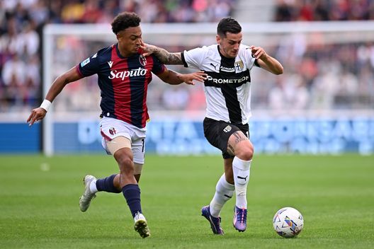 Dan Ndoye e Emanuele Valeri durante la sfida di andata tra Bologna e Parma (Foto di Alessandro Sabattini/Getty Images) Napoli su Ndoye, lui ammette: “Un grande club e Conte è speciale”- immagine 2