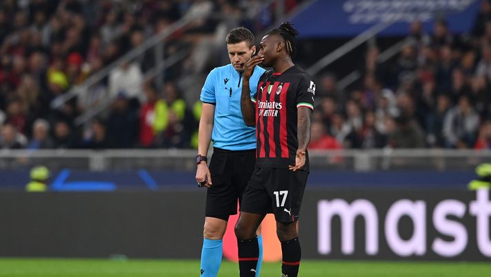 MILAN, ITALY - OCTOBER 11: referee Daniel Siebert speaks with Rafael Leao of AC Milan during the UEFA Champions League group E match between AC Milan and Chelsea FC at Giuseppe Meazza Stadium on October 11, 2022 in Milan, Italy. (Photo by Claudio Villa/AC Milan via Getty Images) Roma-Braga, arbitra Siebert: nessun precedente con i giallorossi - immagine 1