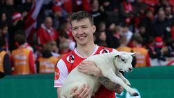 Norvegia, giocatore del Bryne premiato a fine gara con un agnello…