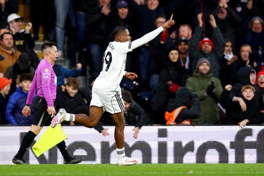 LONDRA, INGHILTERRA - 24 GENNAIO: Samuel Chukwueze del Fulham festeggia il primo gol della sua squadra durante la partita di Premier League tra Fulham e Brighton & Hove Albion al Craven Cottage il 24 gennaio 2026 a Londra, Inghilterra. (Foto di Clive Rose/Getty Images)