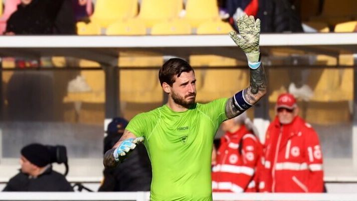 LECCE, ITALY - NOVEMBER 30: Vladimiro Falcone of US Lecce celebrates after the Serie A match between US Lecce and Torino FC at Stadio Via del Mare on November 30, 2025 in Lecce, Italy. (Photo by Maurizio Lagana/Getty Images) I voti di Lecce-Torino al fantacalcio: Falcone come Berisha, Adams come Gaspar e Morente come Asllani - immagine 1