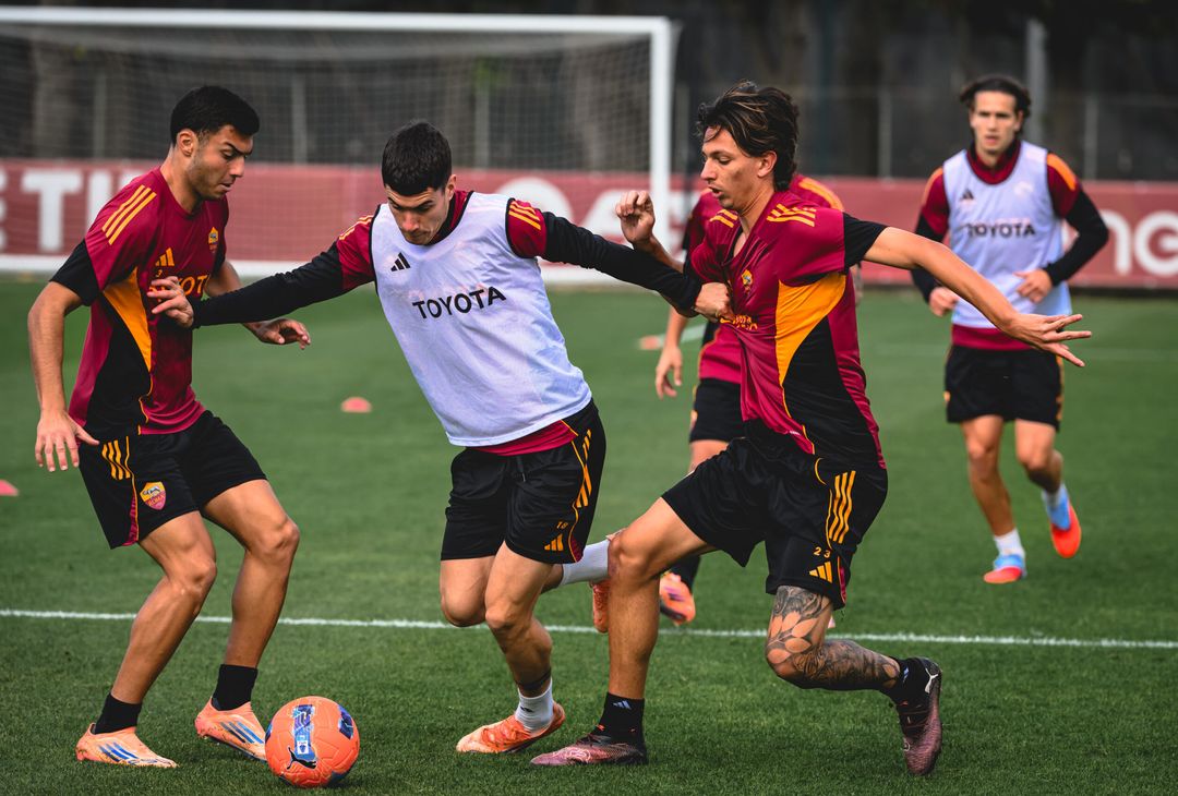 Trigoria, Roma in campo per l’allenamento del venerdì – FOTO GALLERY - immagine 32