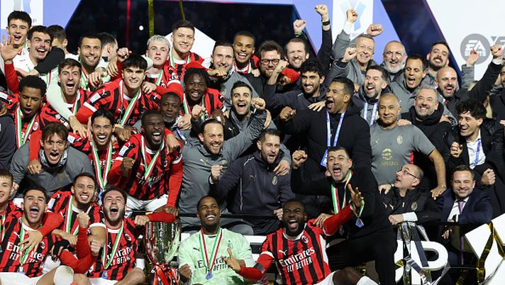 RIYADH, SAUDI ARABIA - JANUARY 06: Players of AC Milan celebrate with the trophy after winning the Italian Super Cup Final match between FC Internazionale and AC Milan at Al- Awwal Park Stadium on January 06, 2025 in Riyadh, Saudi Arabia. (Photo by Claudio Villa/AC Milan via Getty Images) THE DEVIL INSIDE – Oro, incenso e Milan! - immagine 1