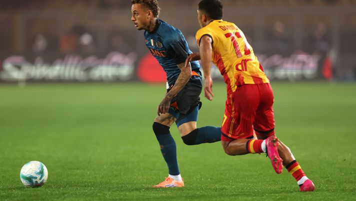 LECCE, ITALY - OCTOBER 28: Danilo Veiga of US Lecce competes for the ball with Noa Lang of SSC Napoli during the Serie A match between US Lecce and SSC Napoli at Stadio Via del Mare on October 28, 2025 in Lecce, Italy. (Photo by Maurizio Lagana/Getty Images) Lang a rischio contro il Como: ecco in quanto tempo può recuperare – CdM - immagine 1