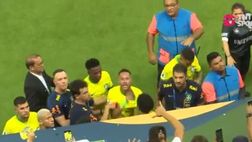 Il Brasile pareggia, danno e beffa per Neymar: colpito da un sacchetto di popcorn