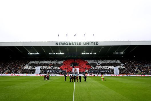 NEWCASTLE UPON TYNE, ENGLAND - NOVEMBER 02: General view inside the stadium as players, match officials and fans observe a minutes silence ahead of Remembrance Day prior to the Premier League match between Newcastle United FC and Arsenal FC at St James' Park on November 02, 2024 in Newcastle upon Tyne, England. (Photo by George Wood/Getty Images) Mourinho lascia già Amrabat? La clamorosa voce dall’Inghilterra- immagine 2