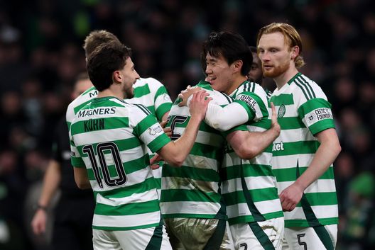 Yang Hyun-Jun esulta con i compagni dopo il gol segnato in Scottish Cup contro il Raith Rovers. (Foto di Ian MacNicol/Getty Images) Aberdeen a digiuno da 35 anni e Celtic in cerca del tris: bacheche a confronto delle finaliste di Scottish Cup- immagine 2